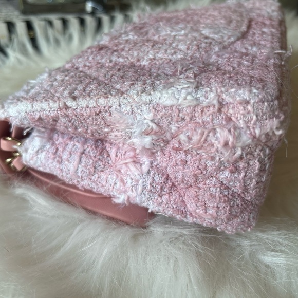 ❌SOLD❌ 🩷🤍Chanel 22C Pink Tweed Medium Classic Flap🩷🤍 - Picture 5 of 13